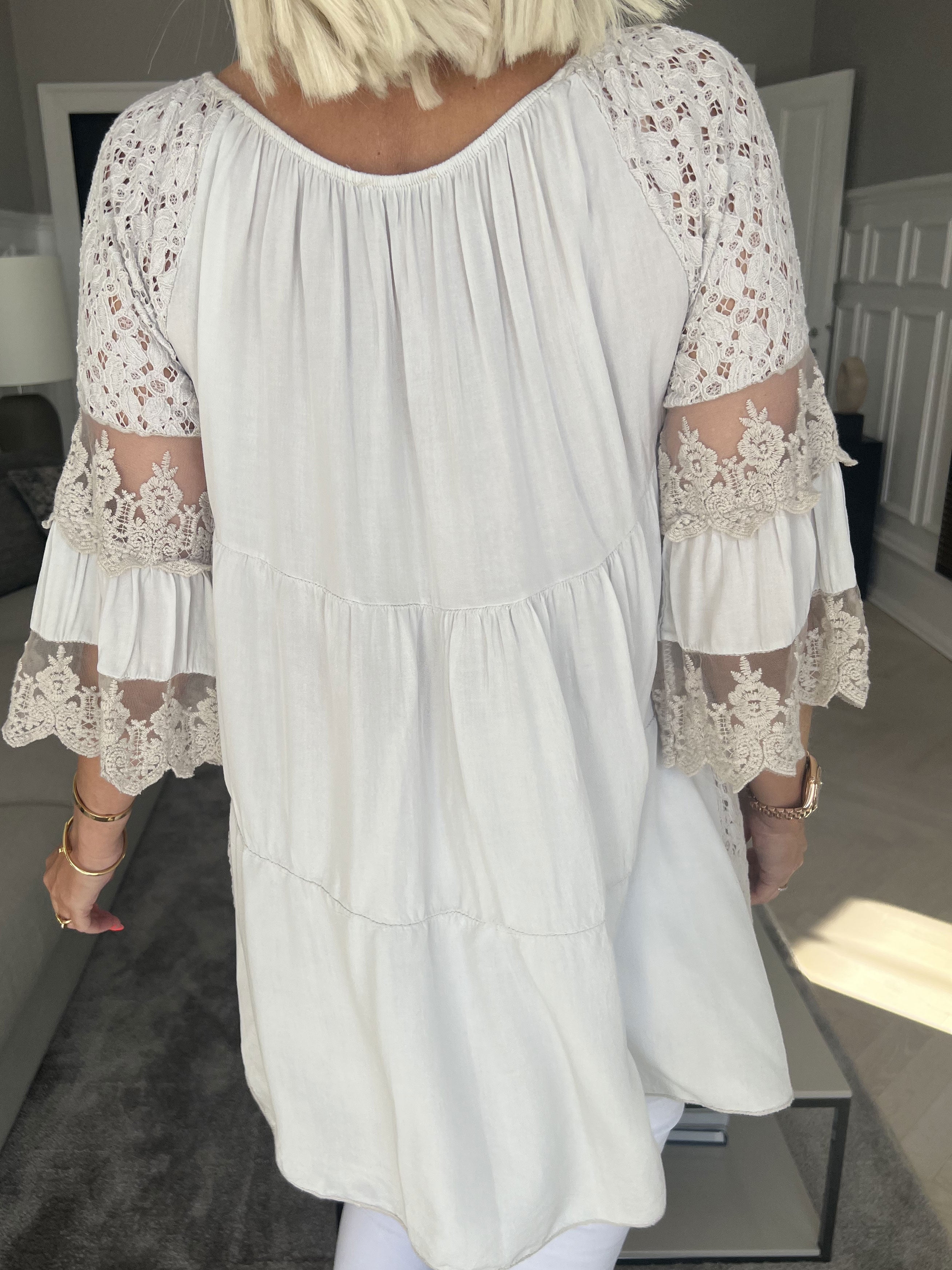 Ofelia - Sød blonde tunika med elastik i udskæringen